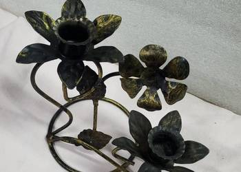 Elegancki metalowy świecznik kwiatowy – styl vintage