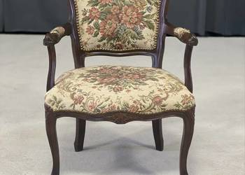 Stylowy fotel ludwikowski, drewniany, tapicerka gobelinowa w kwiaty