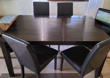 Stół drewniany z krzesłami do salonu