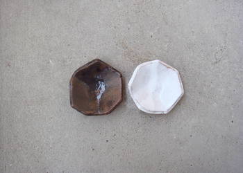 dwie ceramiczne miseczki