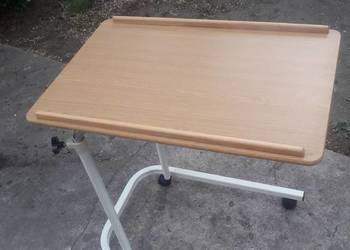 stolik przyłóżkowy składany, na kółkach
