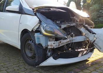 Aygo Toyota 2015 r. 1.0 Benz uszkodzony przód