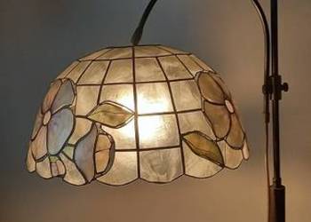 Lampa podłogowa z ruchomym ramieniem, klosz witraż z masy perłowej