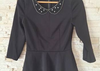 Czarna bluzka z baskinką i ozdobnym kołnierzem 36