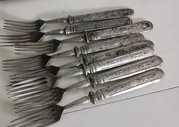 Antyki: 8 szt przedwojennych widelców z 5 nożami.