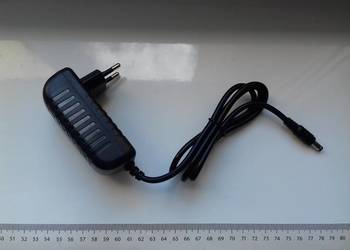 Zasilacz DC 8.4V - 3A, 5.5mm x 2.1-2.5mm YYHQQBAD Li-ion Chargre SJT-30E z