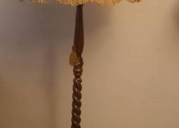 Wysoka, drewniana lampa podłogowa z abażurem Wysoka, drewniana lampa podłogowa z abażurem