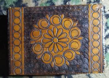 Stare drewniane pudełko zdobione.