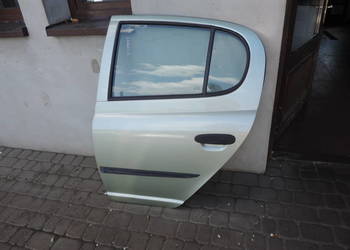 DRZWI LEWY TYŁ TOYOTA YARIS 1 HB 6Q2