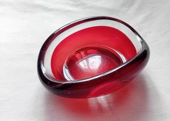 Dwukolorowa miseczka Kosta Boda, autor projektu Vicke Lindstrand. Lata 60-e