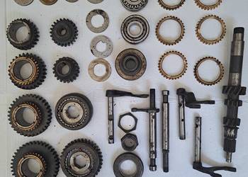 Syrena 105 – części do skrzyni biegów, nowe, komplet, koła zębate, wałek.
