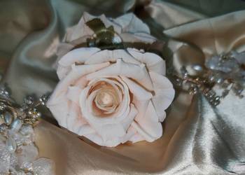 Dekoracyjna klamra do włosów biała róża