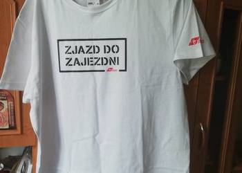 Koszulka z napisem.