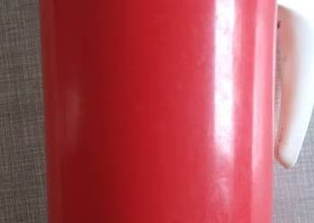 Izolowany plastikowy dzbanek na wodę PRL