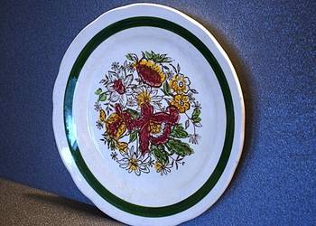 Talerz ceramiczny z motywem kwiatowym .