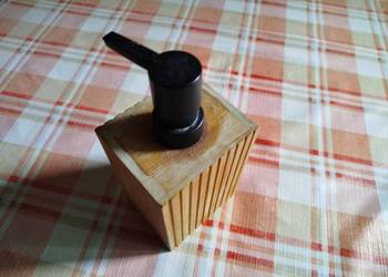 Dozownik do mydła Bamboo Jotta, z bambusowego drewna, sześcian 6,5x8,5x12,5
