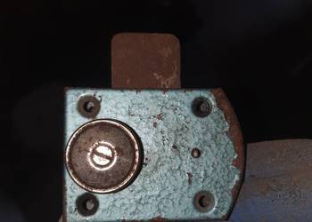 Stary metalowy zamek / rygiel drzwiowy – vintage, PRL