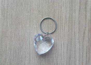 Wisiorek w kształcie serca szło.