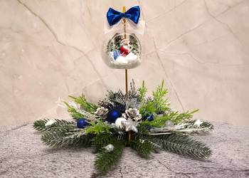 Stroik świąteczny – wisząca szklana kula nad igliwiem