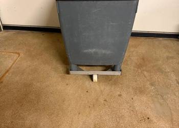 pojemnik do farszu z HDPE 210 l ze spustem