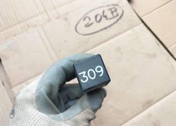 PRZEKAŹNIK  AUDI 309 893919082