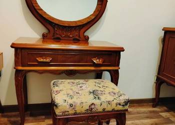 Toaletka Ludwikowska z pięknym pufem