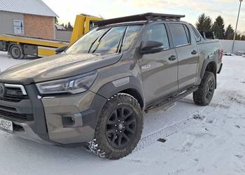 Toyota Hilux 2021 uszkodzona,