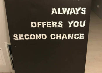 A  Obraz na płótnie - plakat, napis "LIFE ALWAYS OFFERS YOU SECOND CHANCE".