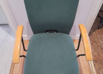 Sprzedam zielony fotel tapicerowany na kółkach.