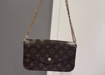 Mała brązowa torebka na złotym łańcuszku