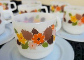 Schott Jena (szklo mleczne) Filiżanki z podstawami i talerzyki