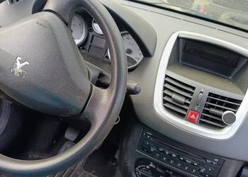 Peugeot 206+ kompletny środek , kierownica , stacyjka ,radio nawiewy ,  des