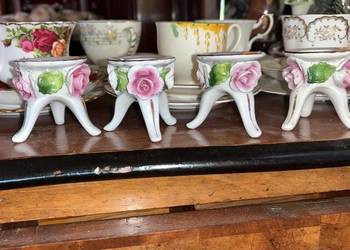 Świecznik. Z porcelanowymi kwiatkami. Niemcy. Lata 1940-1960. Na 3 nogach