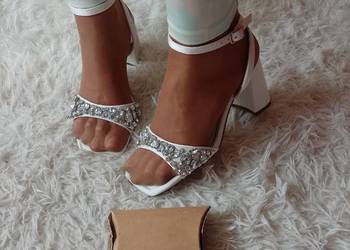 (39) ASOS Design/ Białe, bogato zdobione sandałki wieczorowe z Londynu, NOW