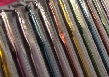 zestaw szydełek w etui,nowe,rozmiar od 2-8 ,metalowe,wygodne , do robótek