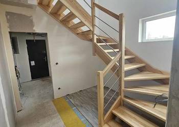 Schody drewniane na beton , samonośne , dywanowe z montażem