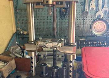 Prasa do demontażu wtryskiwaczy i pompowtryskiwaczy