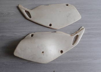Dwa Boczki Owiewki Osłony Pod Siedzenie Białe KLX 300 R 250 Kawasaki 97r
