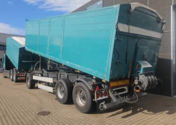 Ciągnikowa przyczepa z napędem wydmuchu do sruty paszy zboza z dmuchawa