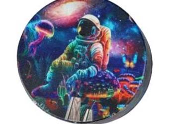 Młynek do Tytoniu Grinder z Astronautą Siedzącym na Grzybku Halucynogennym