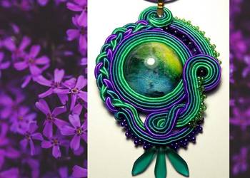 WISIOREK Z ŻYWICĄ ZIELONO - FIOLETOWY - SUTASZ WISIOREK Z ŻYWICĄ ZIELONO - FIOLETOWY - SUTASZ