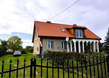 Dom z dużym ogrodem
