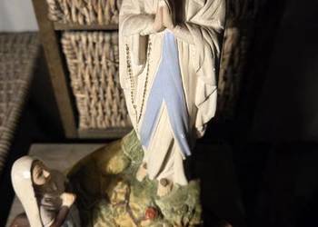 Stara figurka z gipsu Matka Boska z Bernadettą z Lourdes