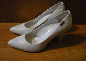 Buty białe na szpilce