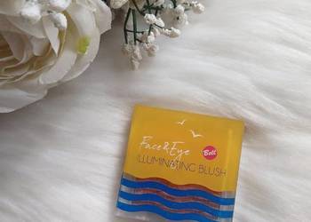 Róż rozświetlacz do twarzy i powiek Illuminating Blush Bell