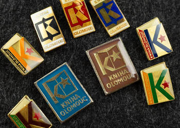 Czechosłowackie przypinki KNIHA OLOMOUC – 9 sztuk
