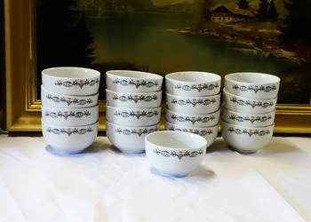 Komplet ceramicznych misek stołowych z dekoracją kwiatową i sygnaturą TB Ge