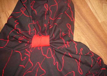 Bluza z kapturem czarna we wzory czerwone rozm XL