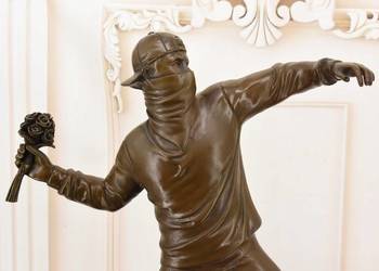 Banksy Style - Miotacz Kwiatów - „Flower Thrower" - Figura z Brązu Wandal