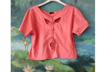 bluzka koszulka t-shirt  typu crop top ozdobnym wiązaniem na dekolcie